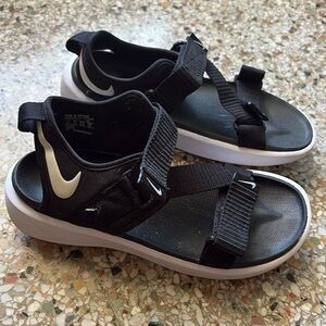 Nike Vista Sandal Women's 9 Strap Summer Casual Shoes DJ6608-001 Black White